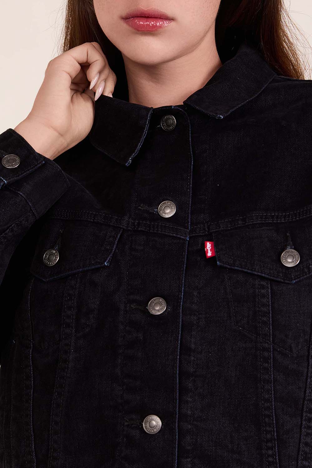 תמונת תקריב דוגמן של ז'קט ג'ינס טראקר 90