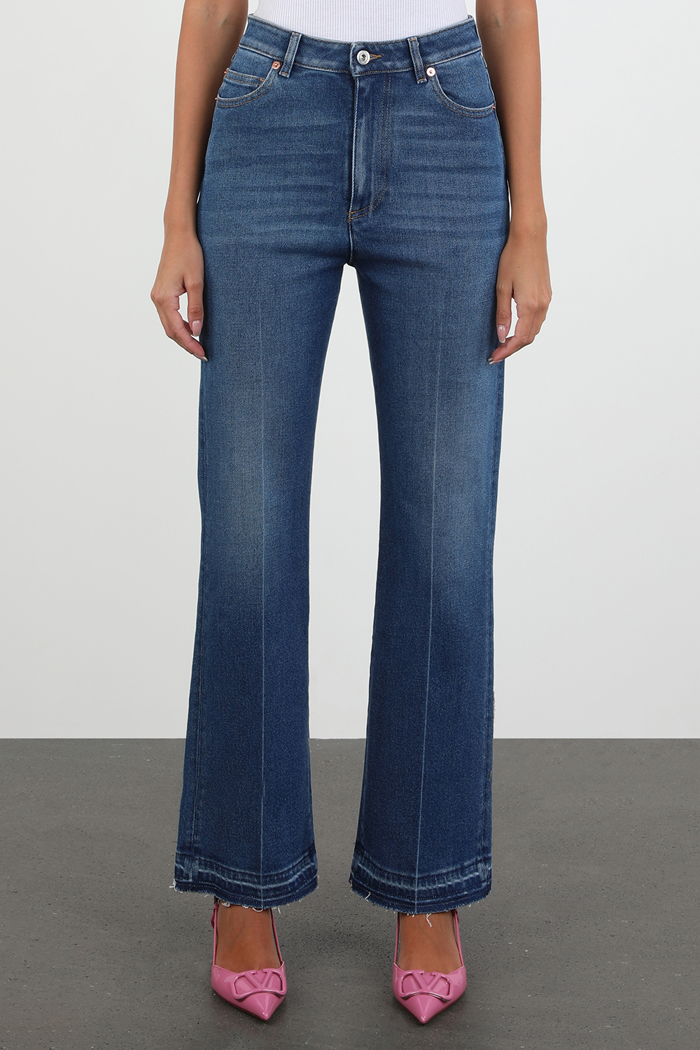 תמונת דוגמן קידמית של מכנסי גי'נס בגזרה ישרה בשטיפה בינונית