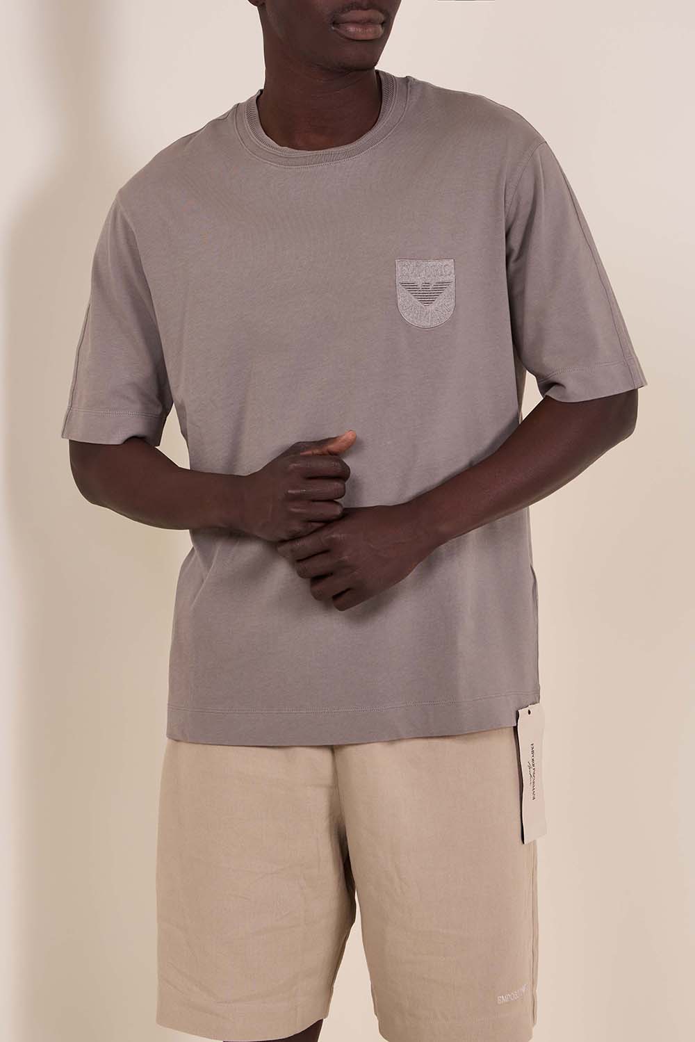 תמונת דוגמן קידמית של חולצת טי בגזרה רגילה