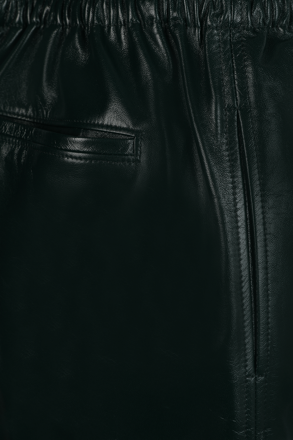 תמונה אחורית של מכנסי עור קצרים מבריקים