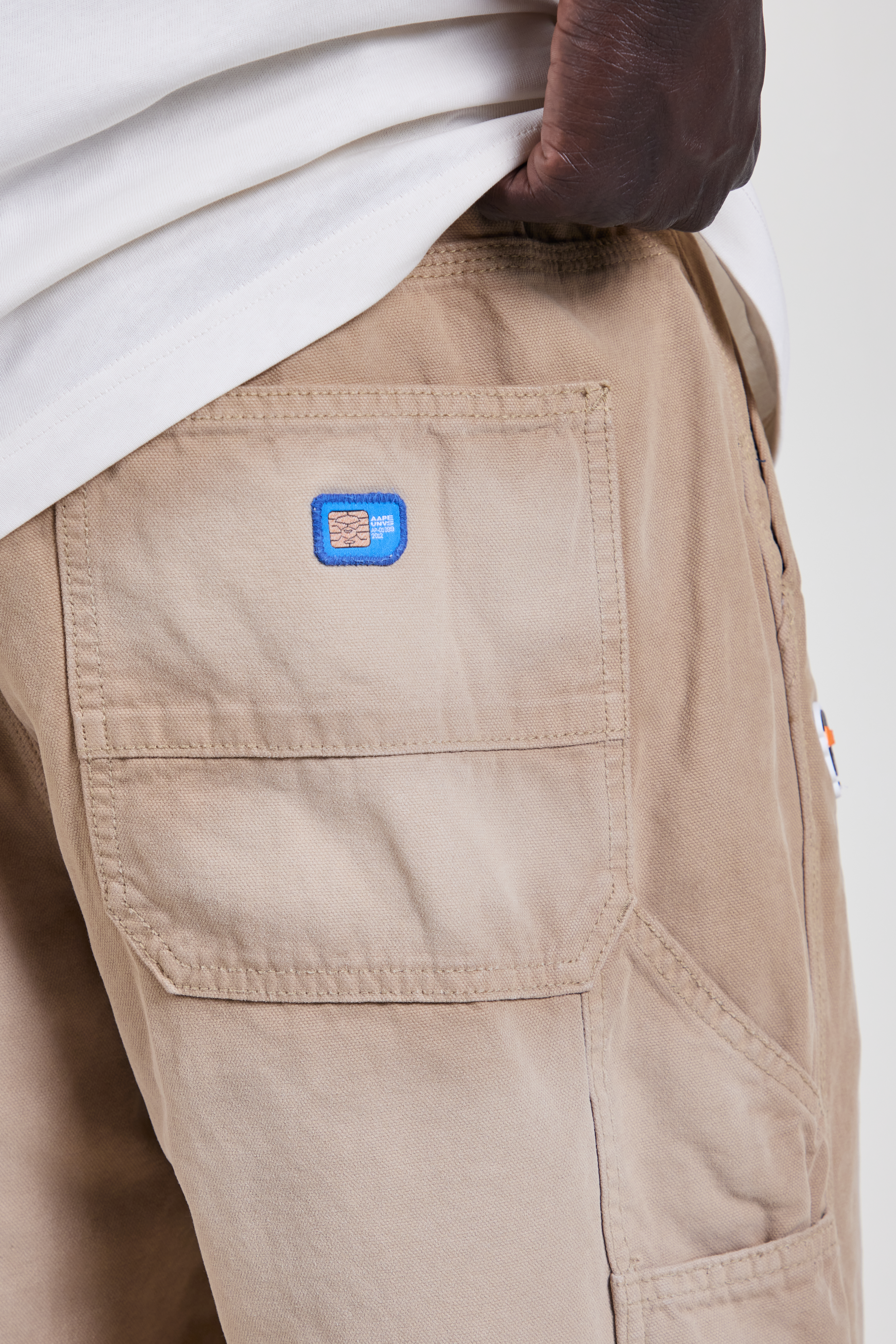 תמונת תקריב דוגמן של מכנסיים ארוכים