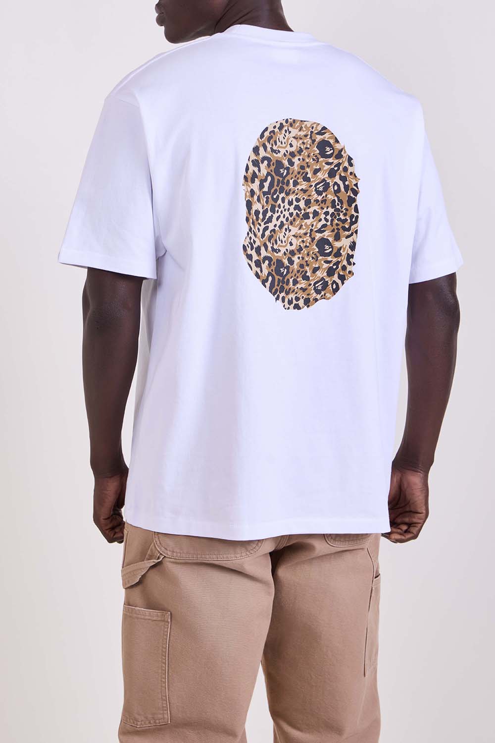 תמונת דוגמן אחורית של חולצת טי בגזרה משוחררת