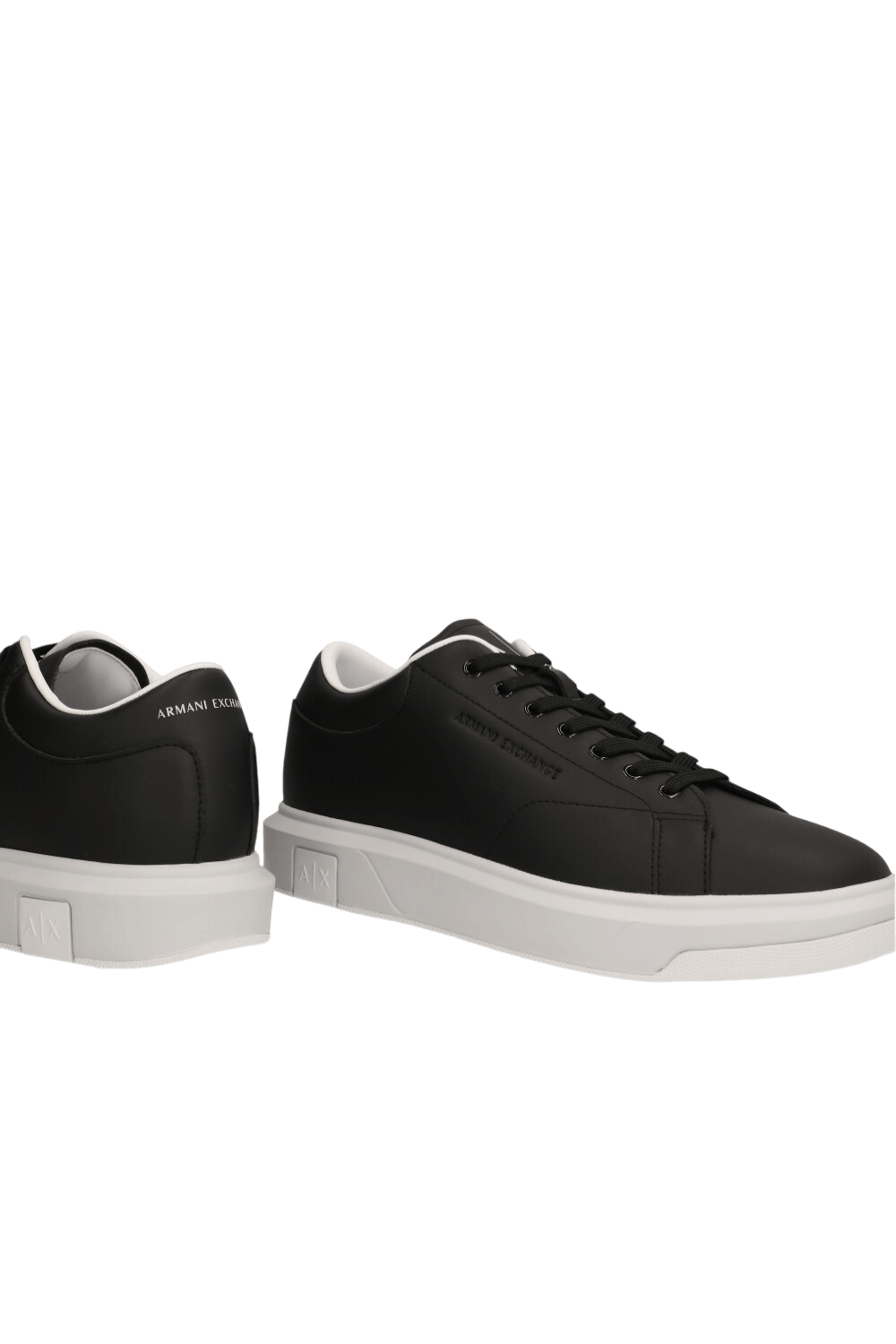 תמונת תקריב של נעלי סניקרס