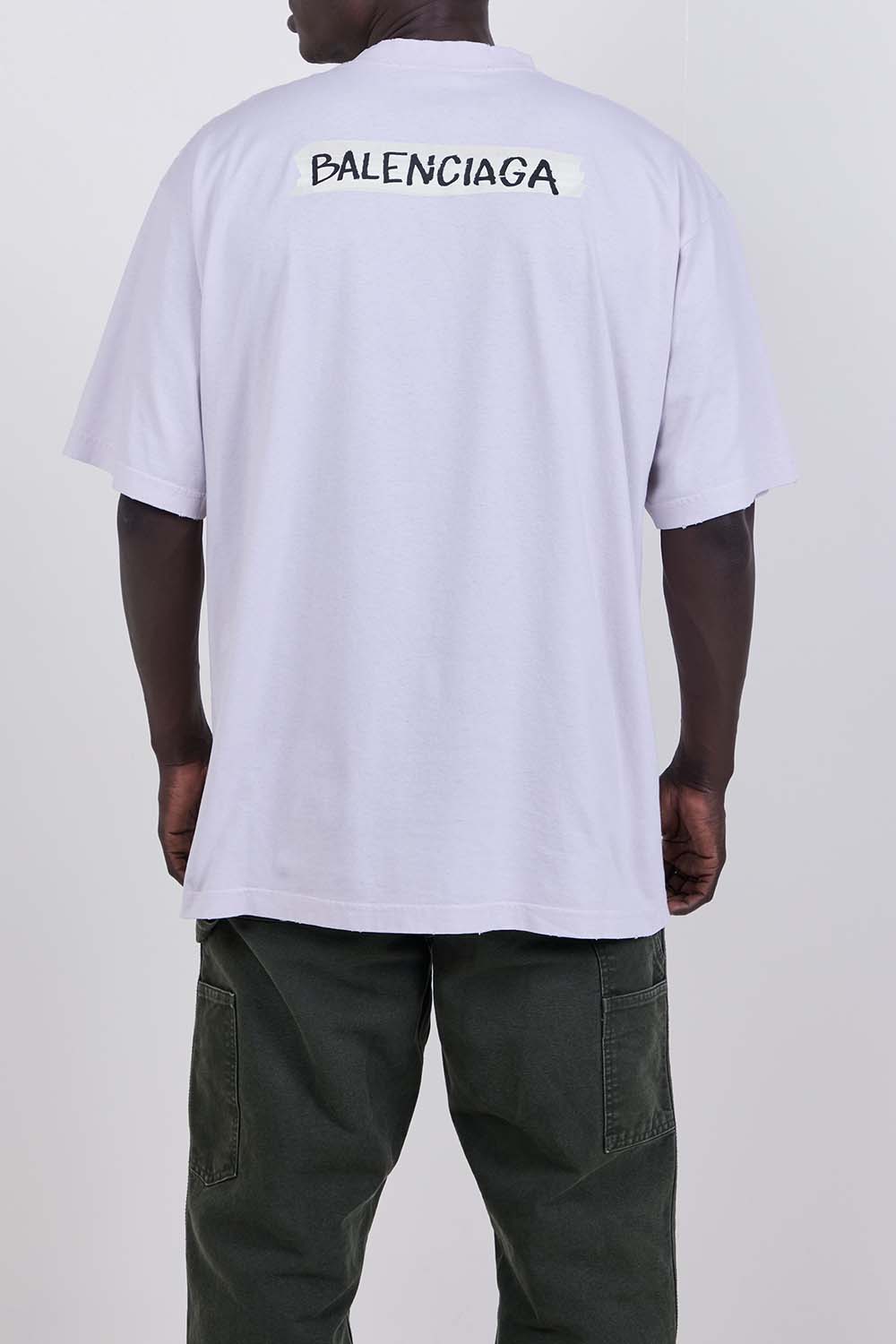 תמונת דוגמן אחורית של חולצת טי בגזרה משוחררת