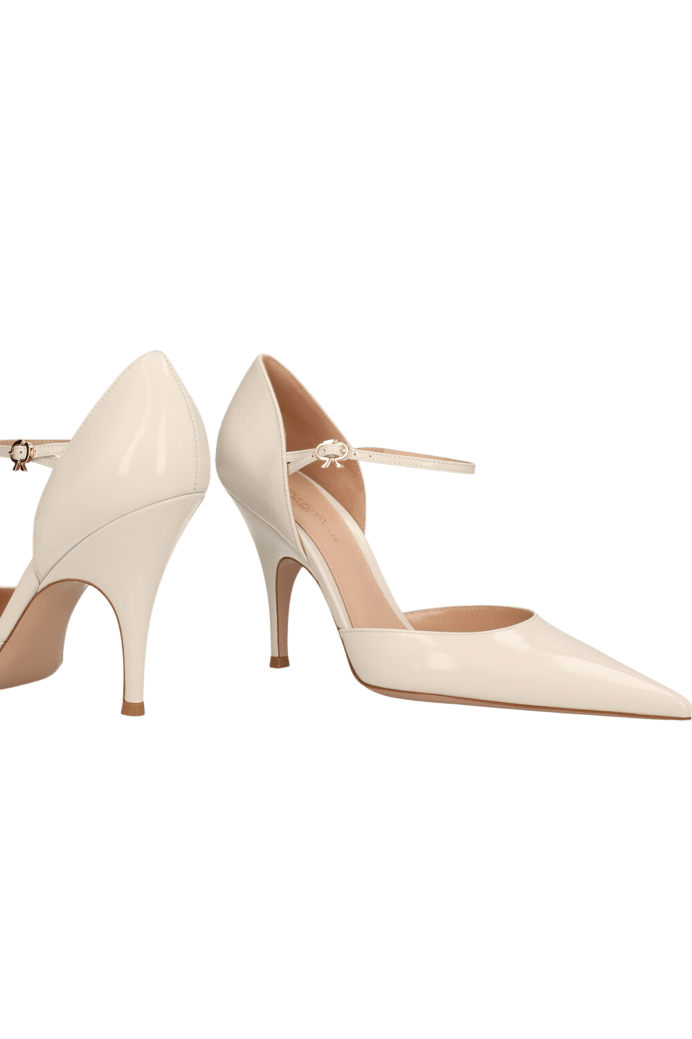 תמונת תקריב של נעלי עקב