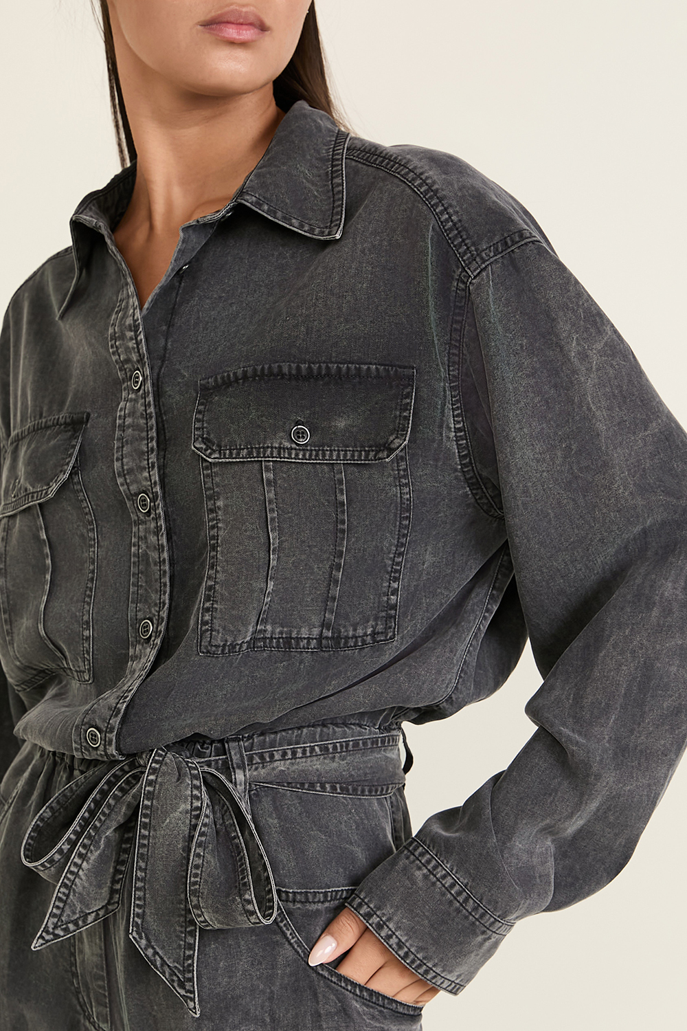 תמונת תקריב דוגמן של אוברול