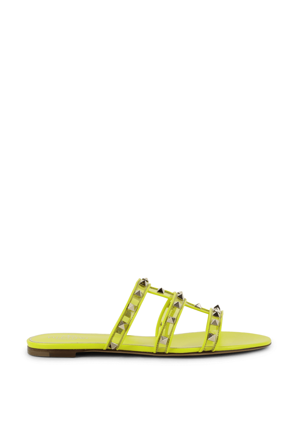 תמונה קידמית של כפכפים שטוחים עם ניטים