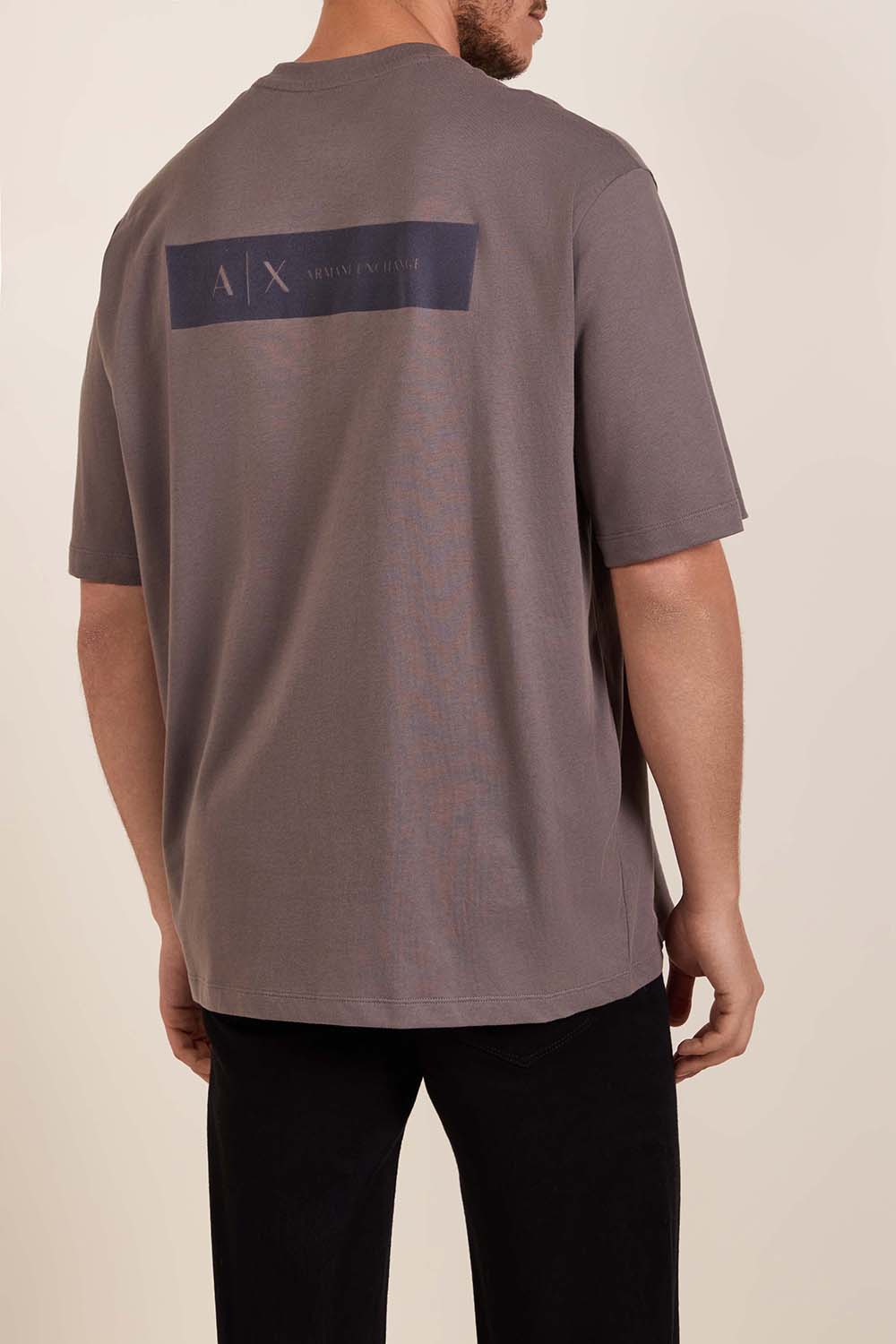 תמונת דוגמן אחורית של חולצת טי