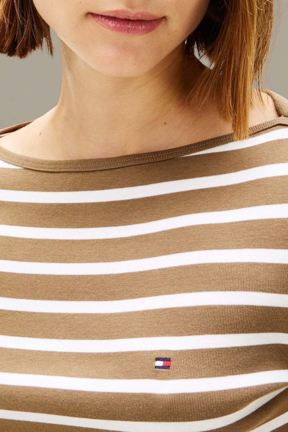 תמונת תקריב דוגמן של חולצת פסים