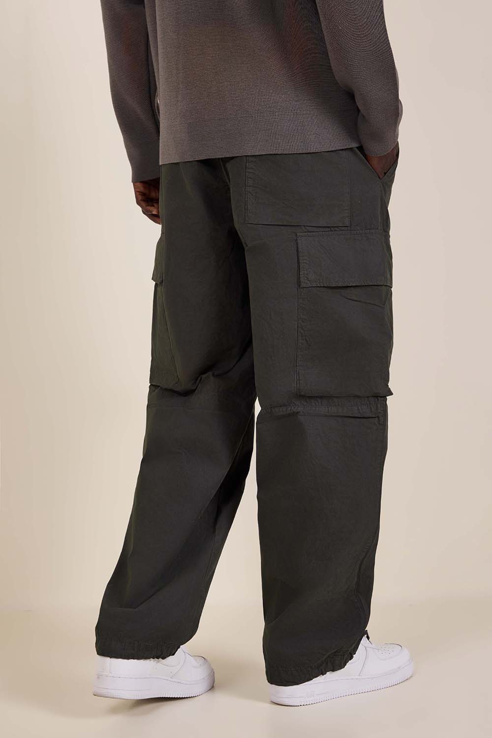 תמונת תקריב דוגמן של מכנסי קרגו משוחררים