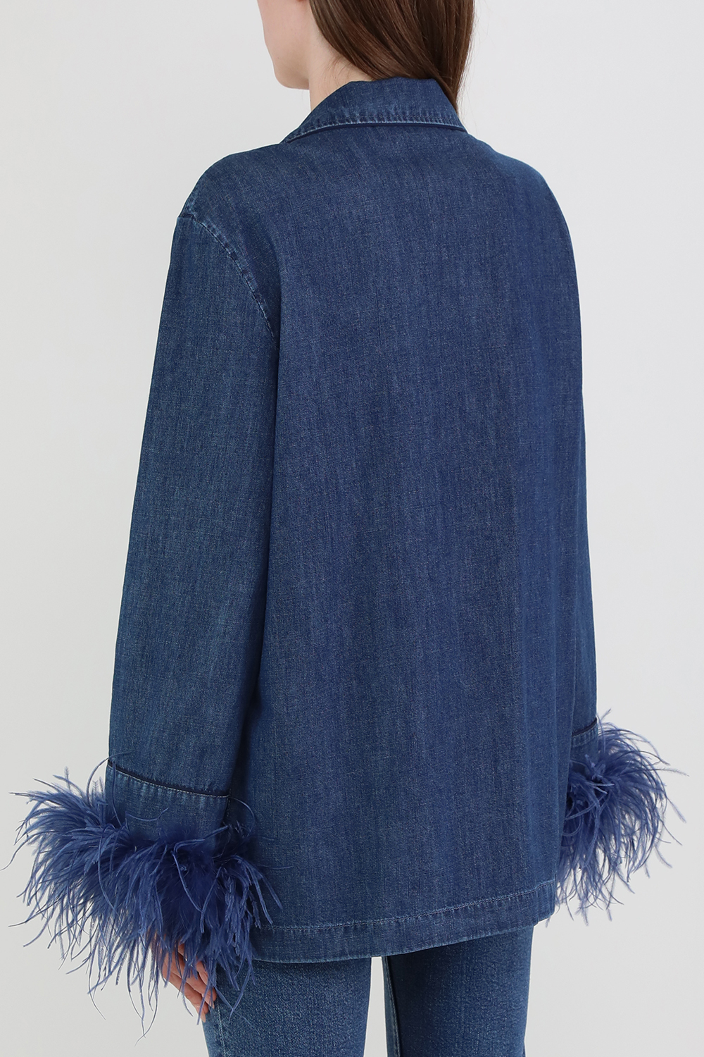 תמונת דוגמן אחורית של חולצת ג'ינס עם נוצות