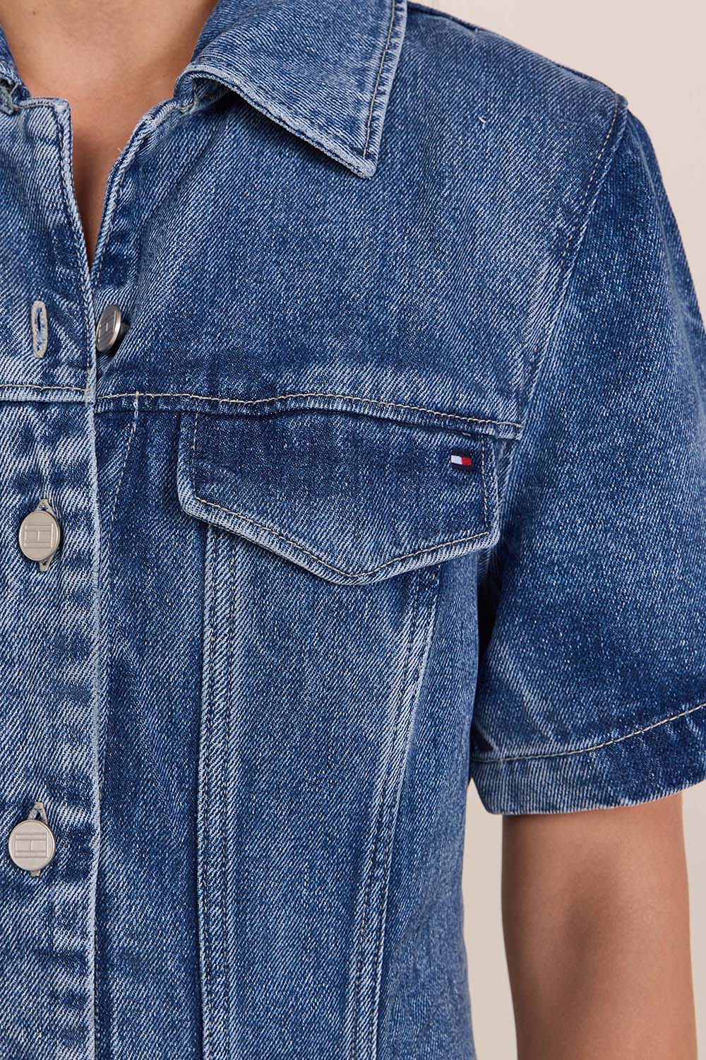 תמונת תקריב דוגמן של שמלת ג'ינס