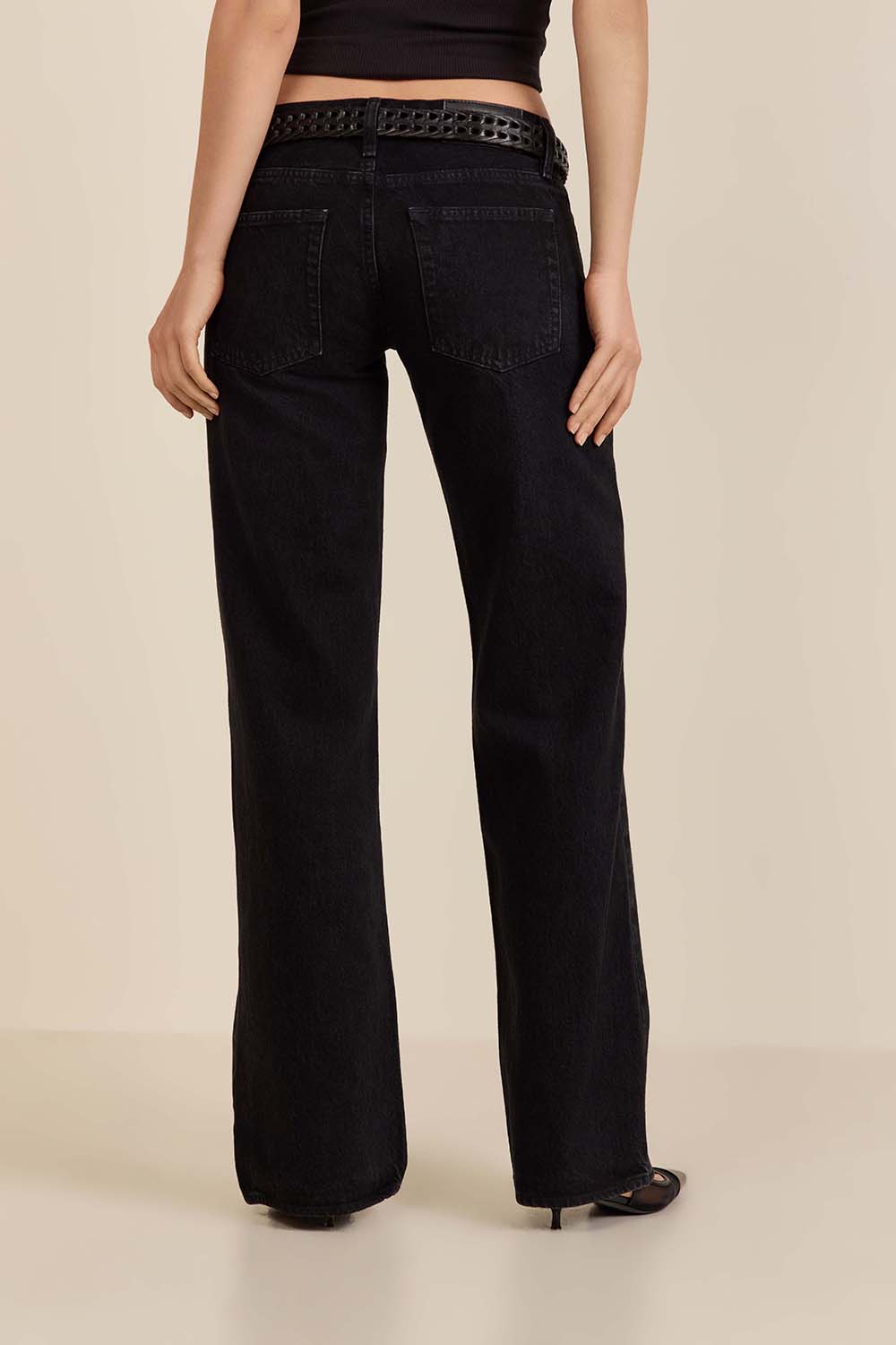 תמונת דוגמן אחורית של מכנסי ג'ינס בגזרה נמוכה