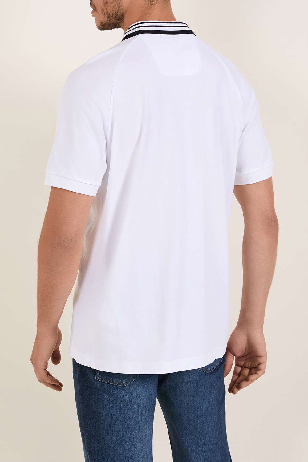 תמונת דוגמן אחורית של חולצת פולו