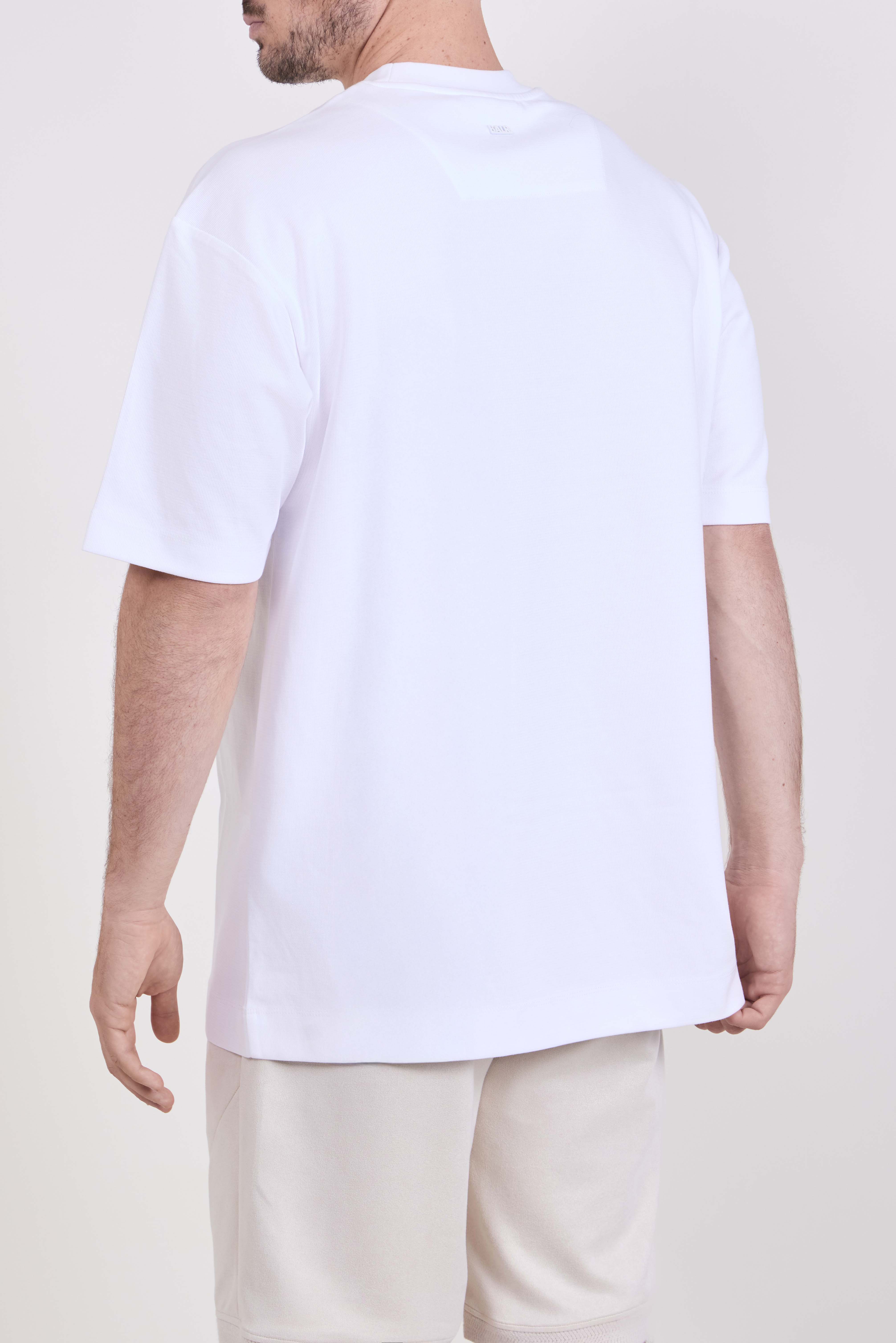 תמונת דוגמן אחורית של חולצת טי אוברסייז