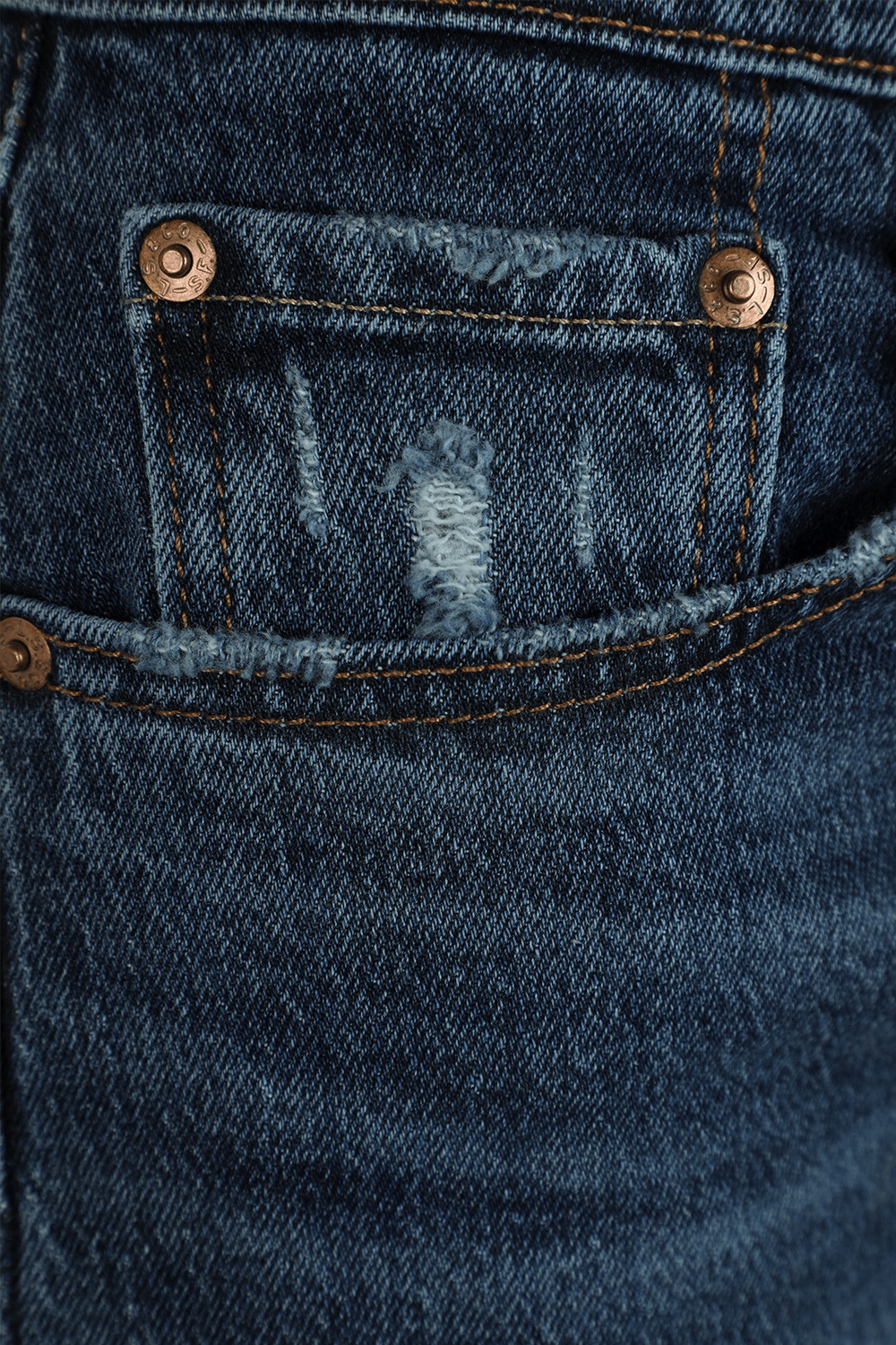 תמונה אחורית של מכנסי ג'ינס קצרים בכחול כהה 501