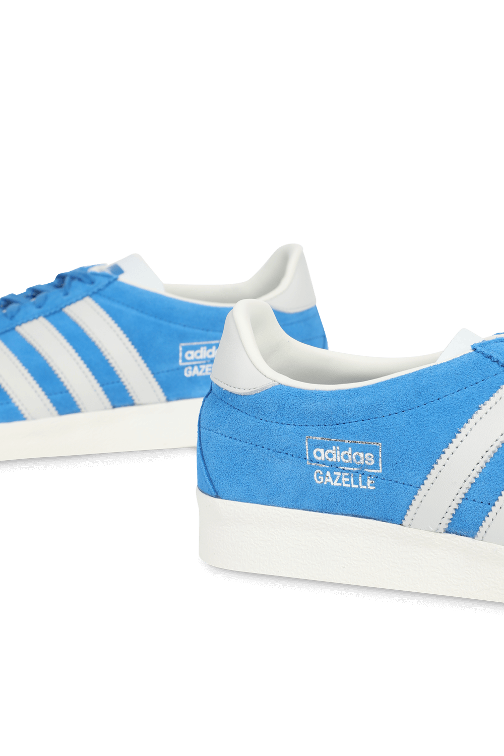 תמונת תקריב של קולקציית הגרסה הכחולה של אדידס סניקרס בגווני כחול לבן