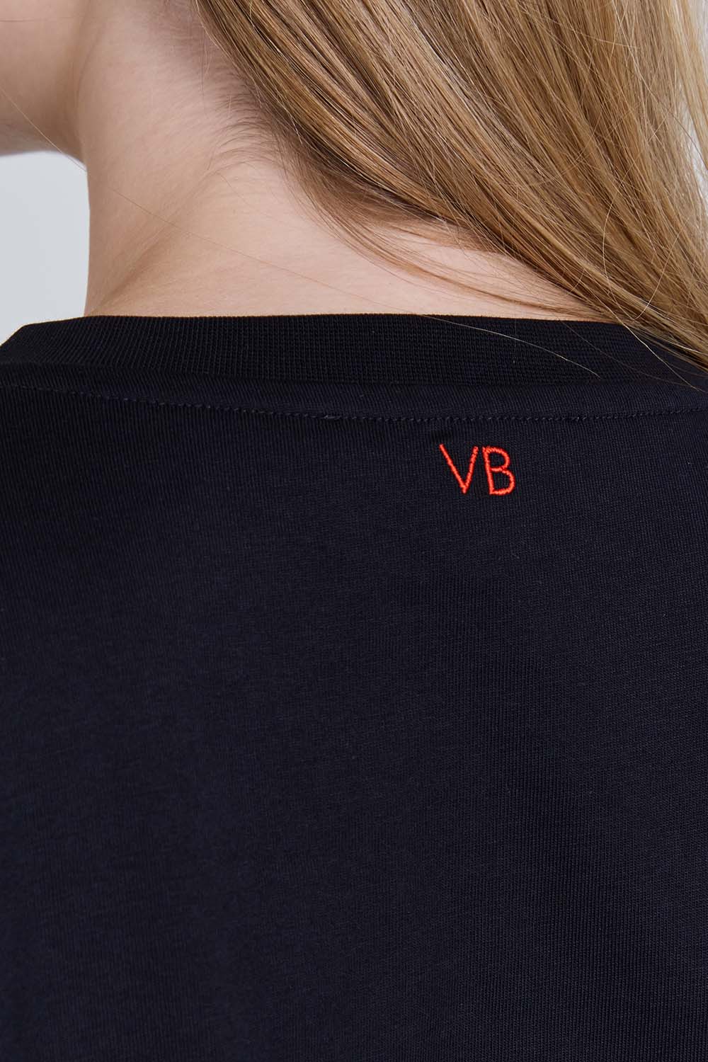 תמונת תקריב דוגמן של חולצת טי כותנה