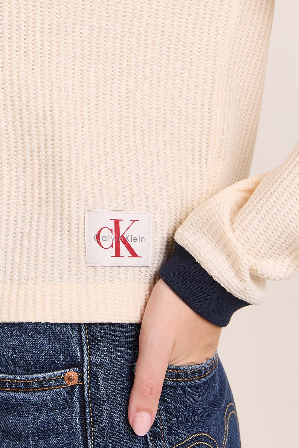 תמונת תקריב דוגמן של חולצת טי ואפל