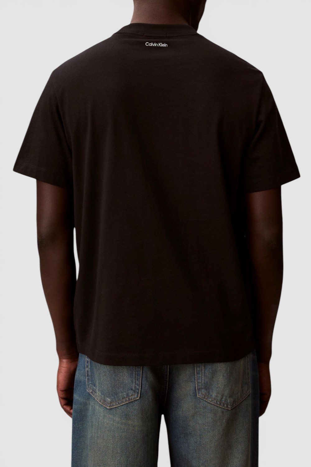 תמונת דוגמן אחורית של חולצת טי