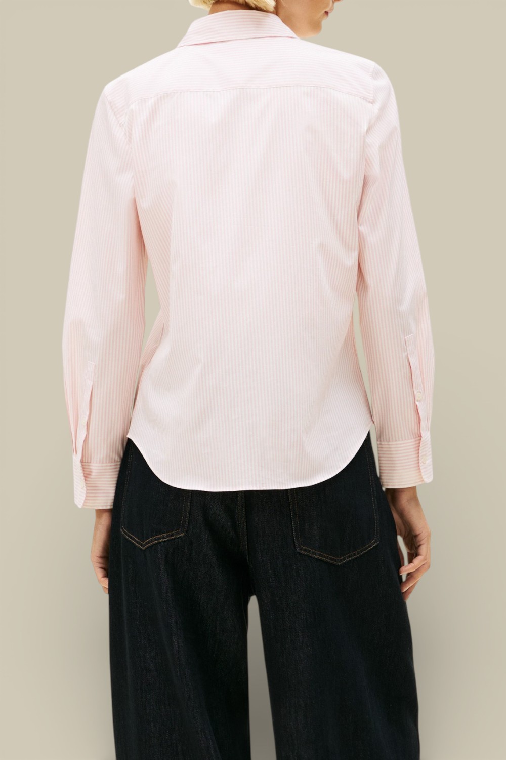 תמונת דוגמן אחורית של חולצת כפתורים