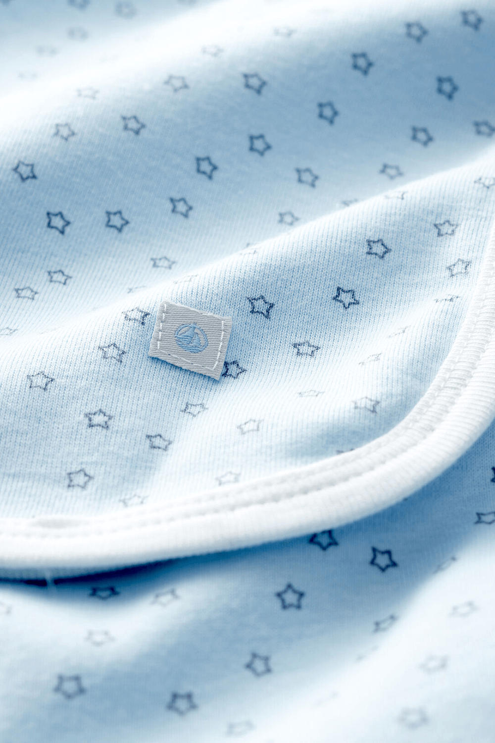 תמונה אחורית של שמיכה תכלת חוסמת קרינה לתינוקות