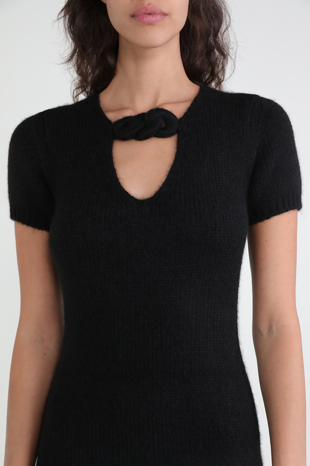 תמונת תקריב דוגמן של שמלת מיני סרוגה