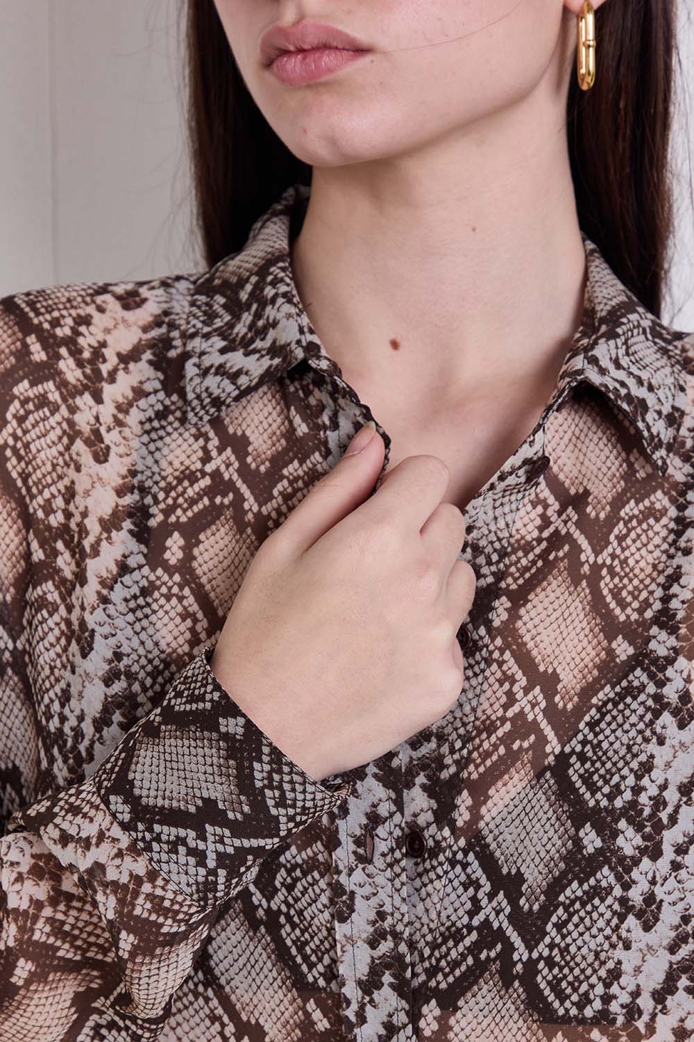 תמונת תקריב דוגמן של חולצה מכופתרת