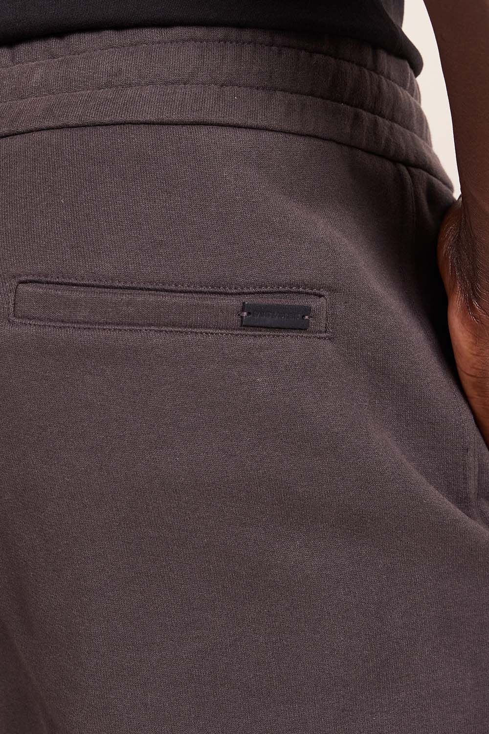 תמונת תקריב דוגמן של מכנסי ג'וג