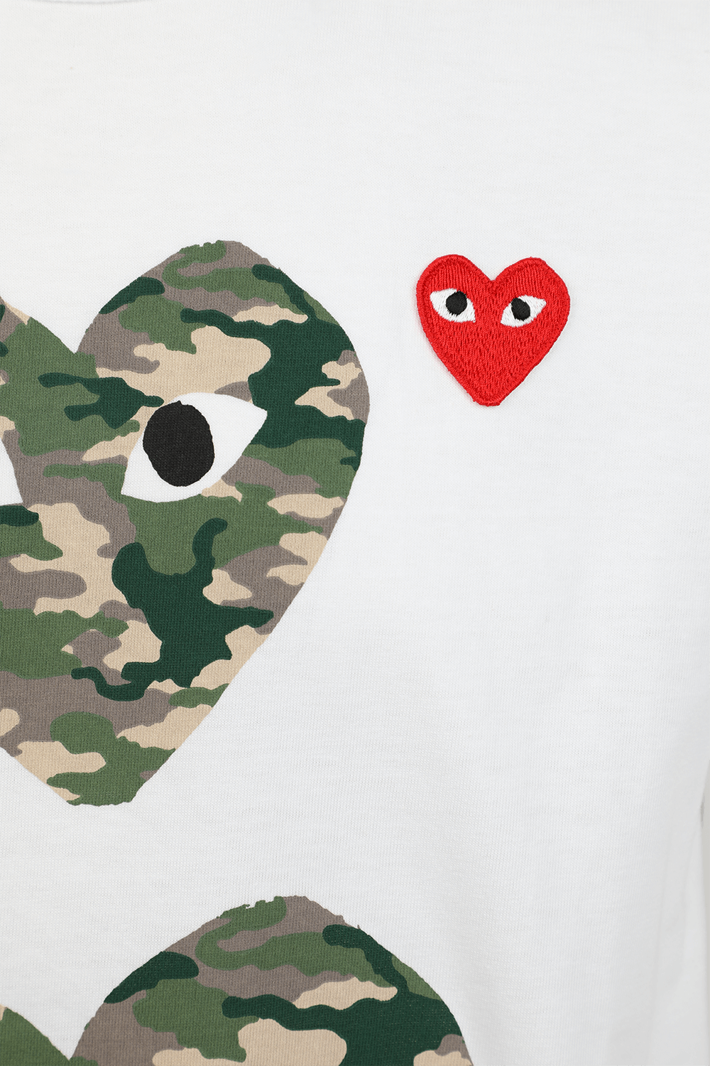 תמונה אחורית של טי שירט לבנה קצרה עם הדפס לבבות בצבעי הסוואה