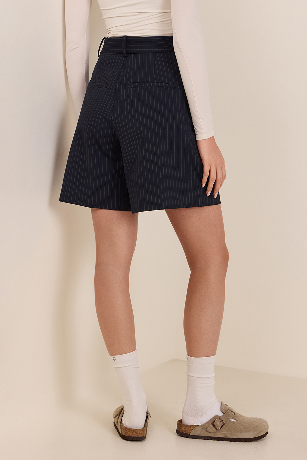 תמונת דוגמן אחורית של Daydrift Pleated High-Rise Short 7''