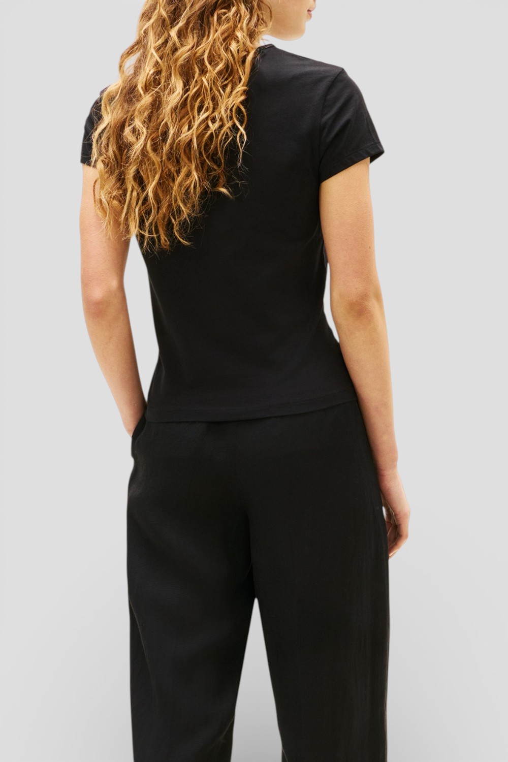 תמונת דוגמן אחורית של חולצת טי