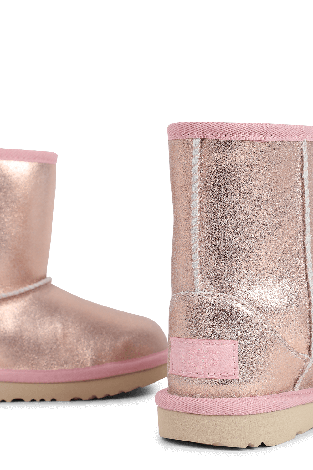 תמונת תקריב של מידות 22-30 מגפיים קלאסיות קצרות בגוון ורוד זוהר