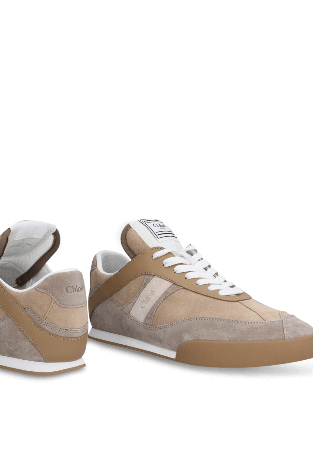 תמונת תקריב של נעלי סניקרס זמש