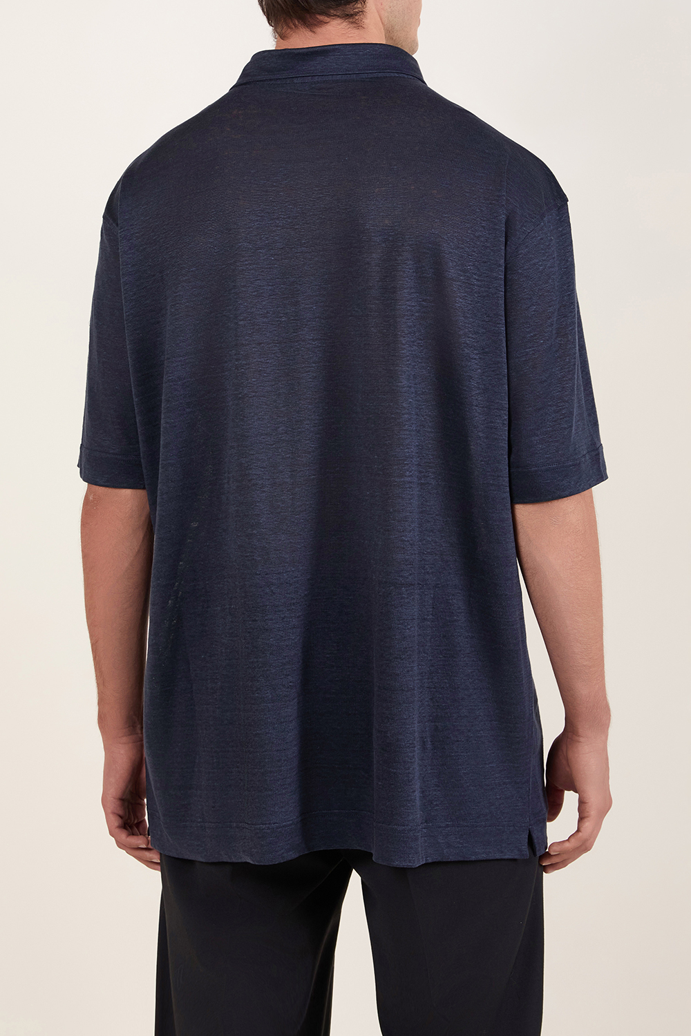 תמונת דוגמן אחורית של חולצת פולו