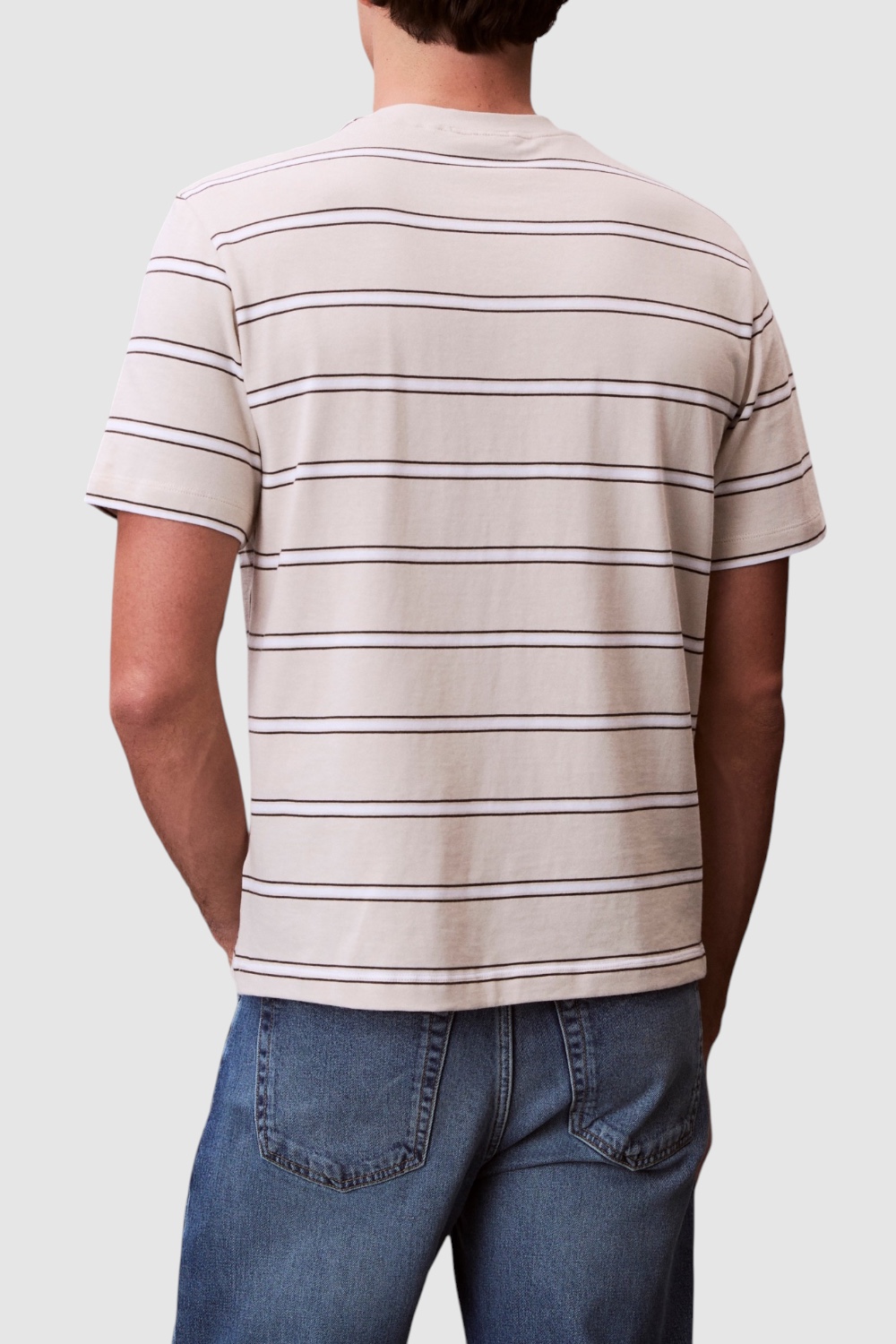 תמונת דוגמן אחורית של חולצת טי בגזרת סלים