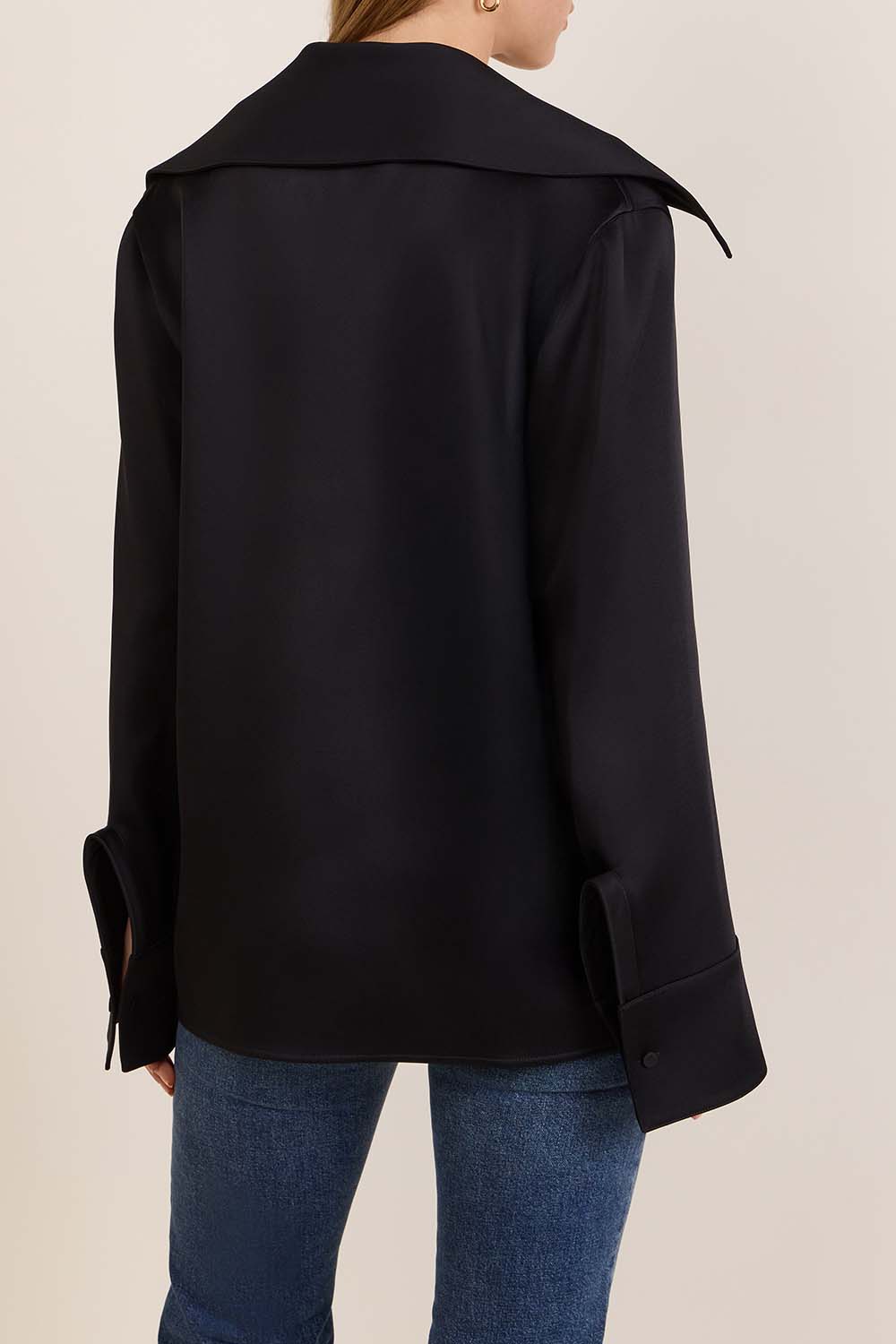 תמונת דוגמן אחורית של חולצה עם צווארון פתוח