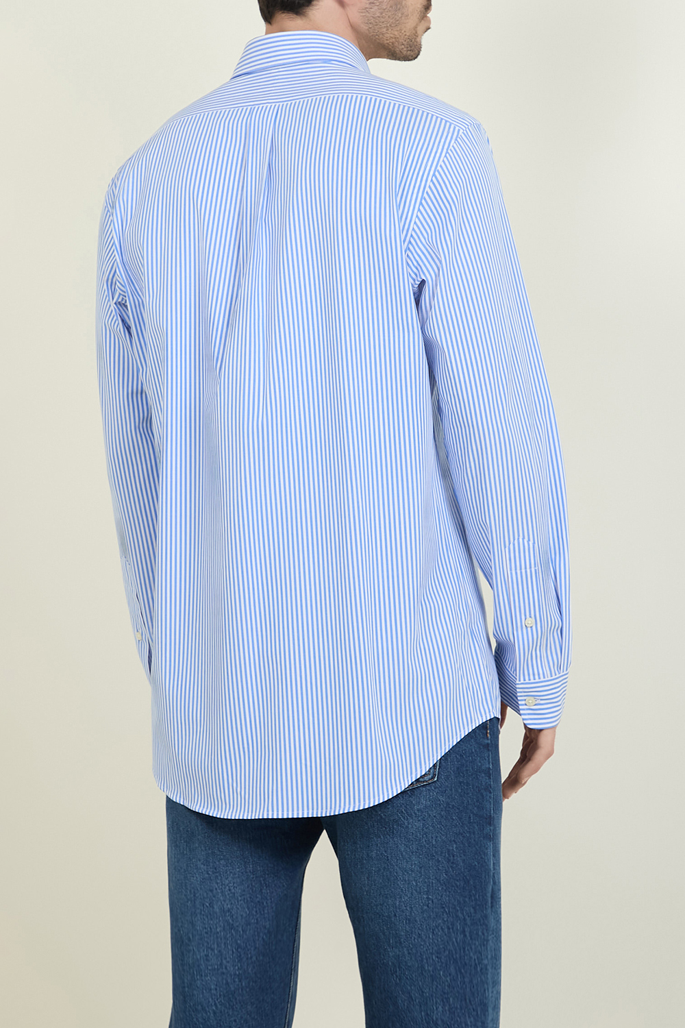 תמונת דוגמן אחורית של חולצה מכופתרת