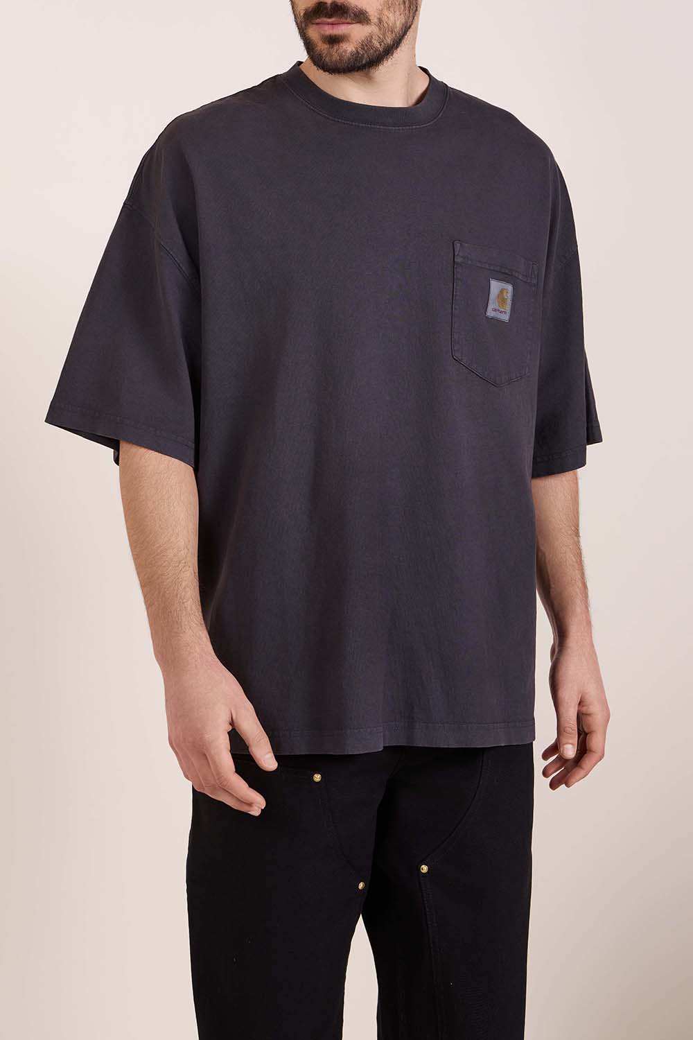 תמונת דוגמן קידמית של חולצת טי בגזרה משוחררת