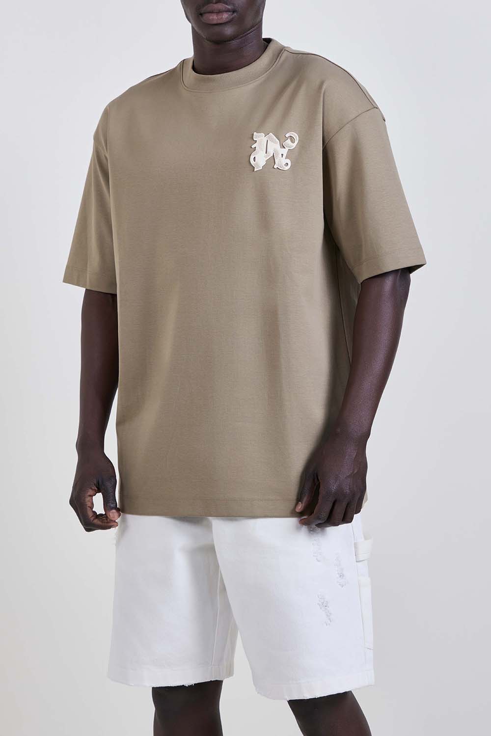 תמונת דוגמן קידמית של חולצת טי אוברסייז