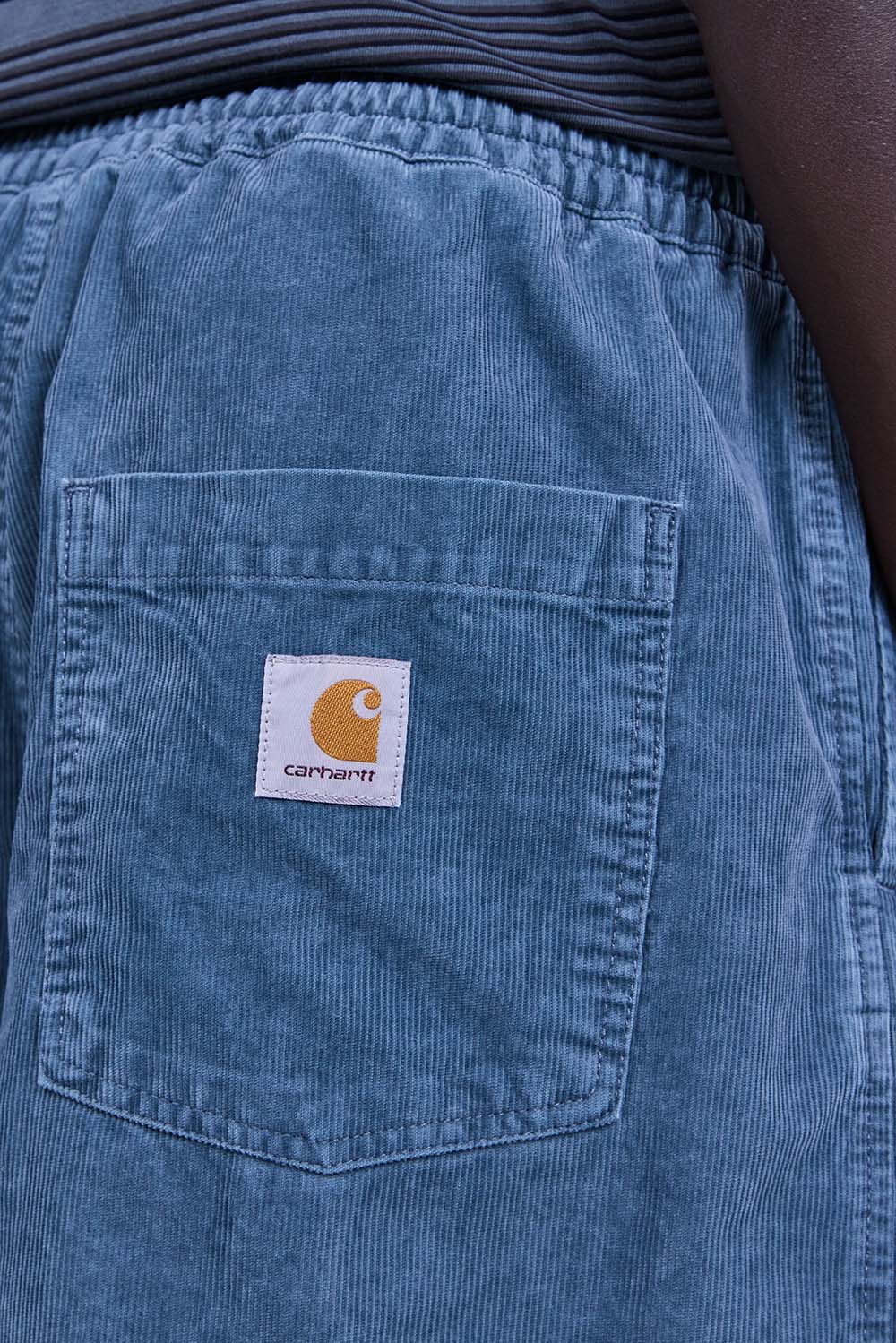 תמונת תקריב דוגמן של מכנסי ברמודה