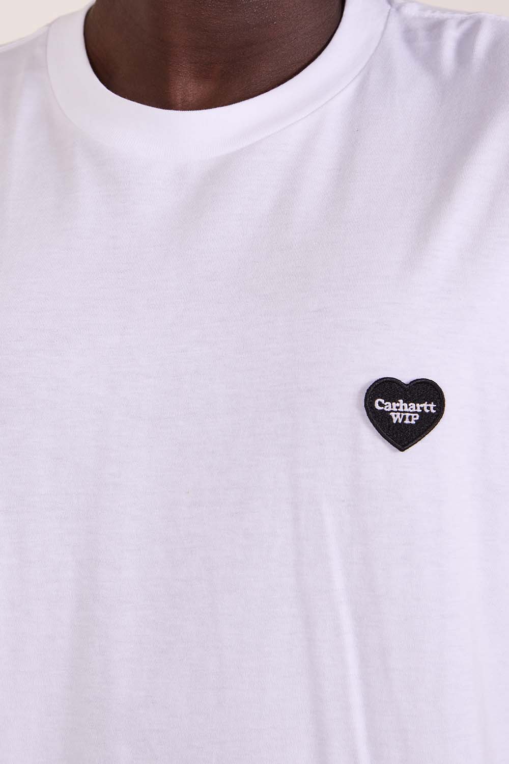 תמונת תקריב דוגמן של חולצת טי בגזרה משוחררת