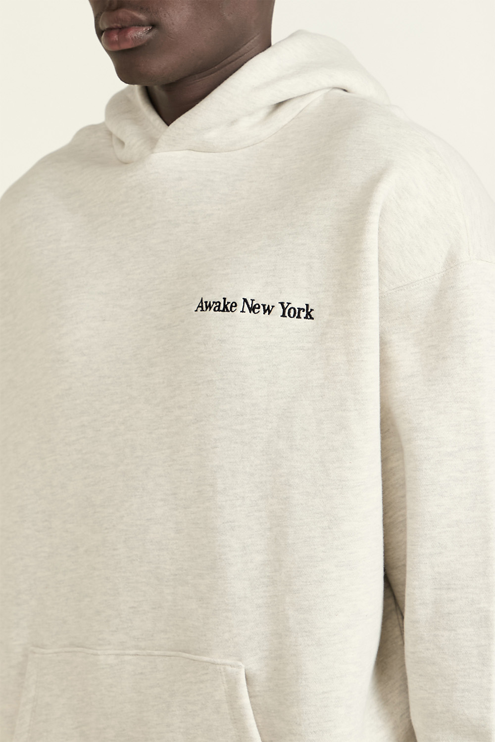 תמונת דוגמן אחורית של סווטשירט קפוצ'ון