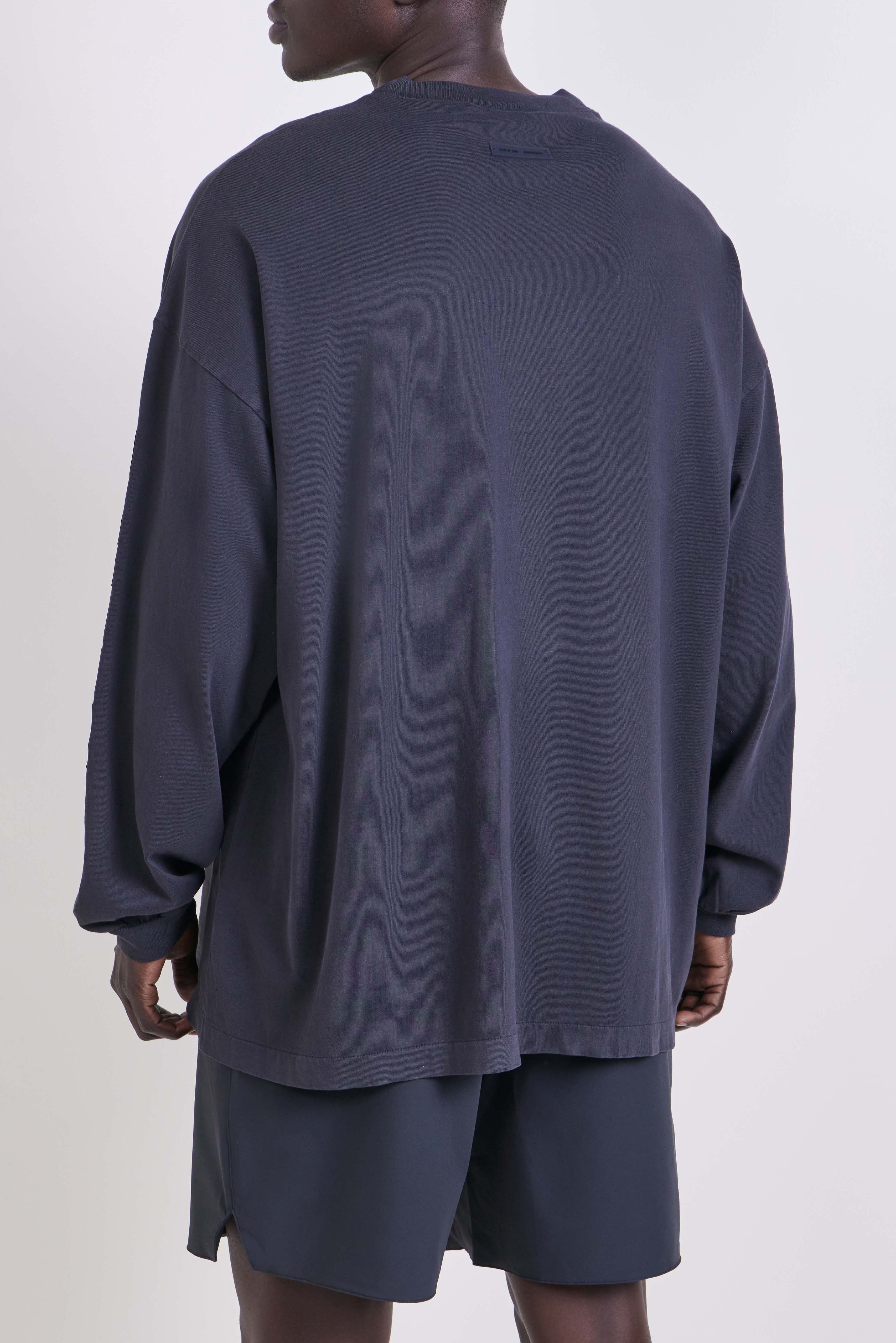 תמונת דוגמן אחורית של חולצת טי ארוכה