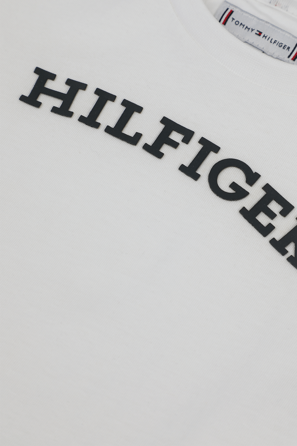 תמונה אחורית של חולצת טי