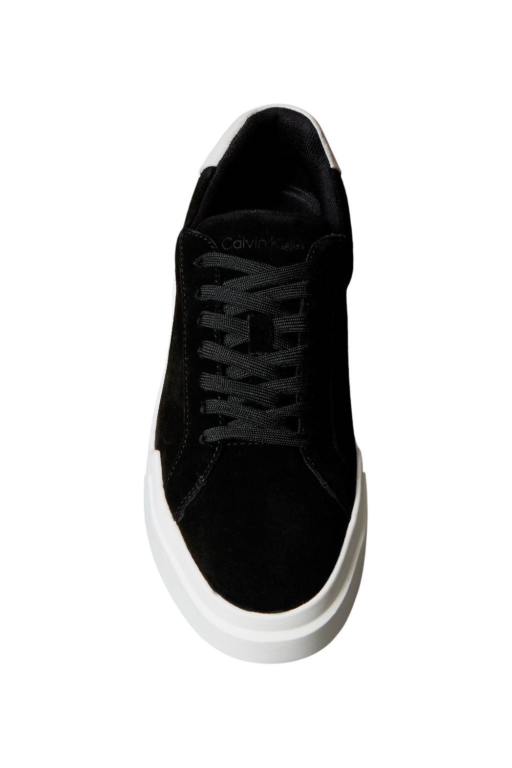 תמונת תקריב של נעלי סניקרס זמש