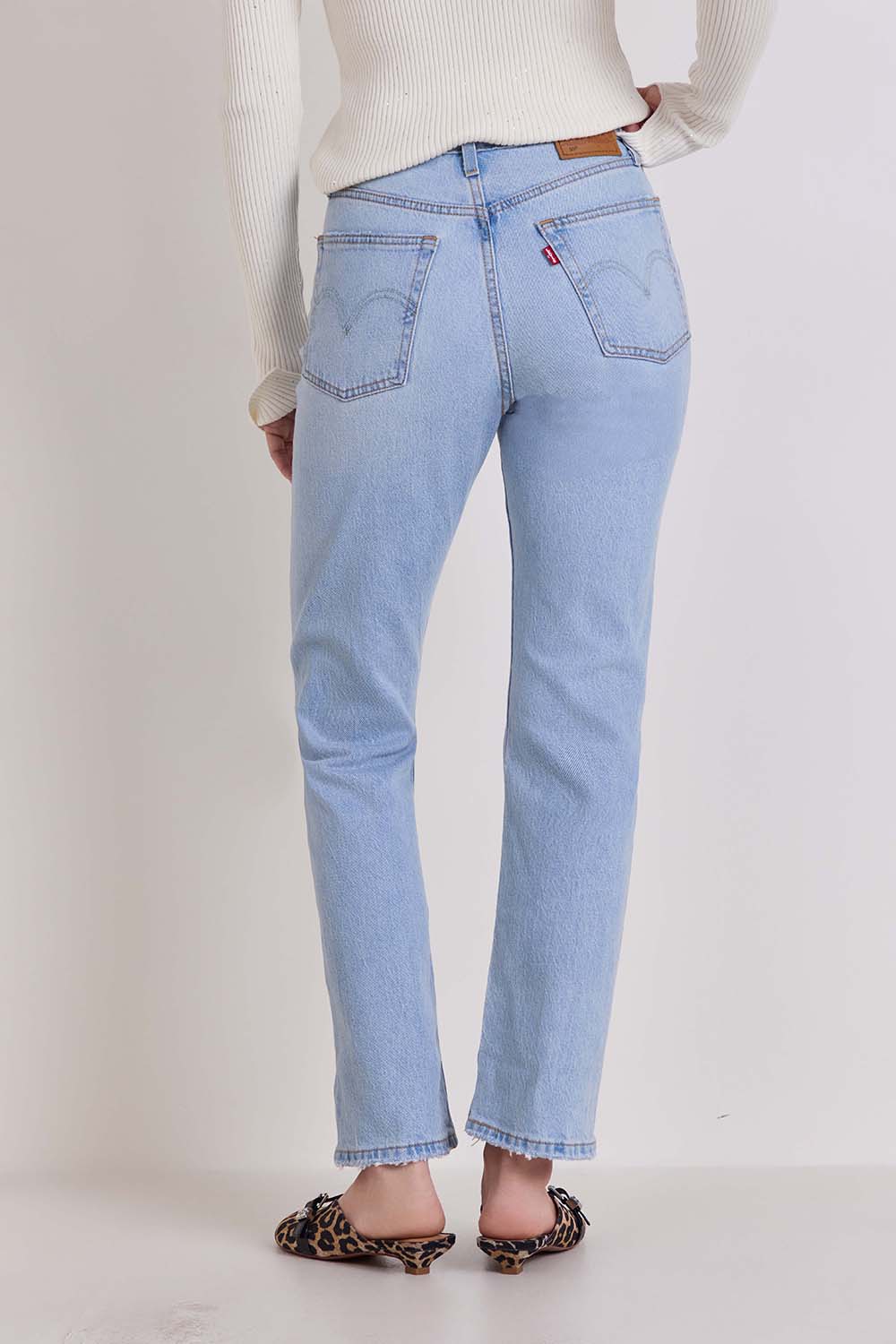 תמונת דוגמן אחורית של מכנסי ג'ינס 501 בגזרה ישרה