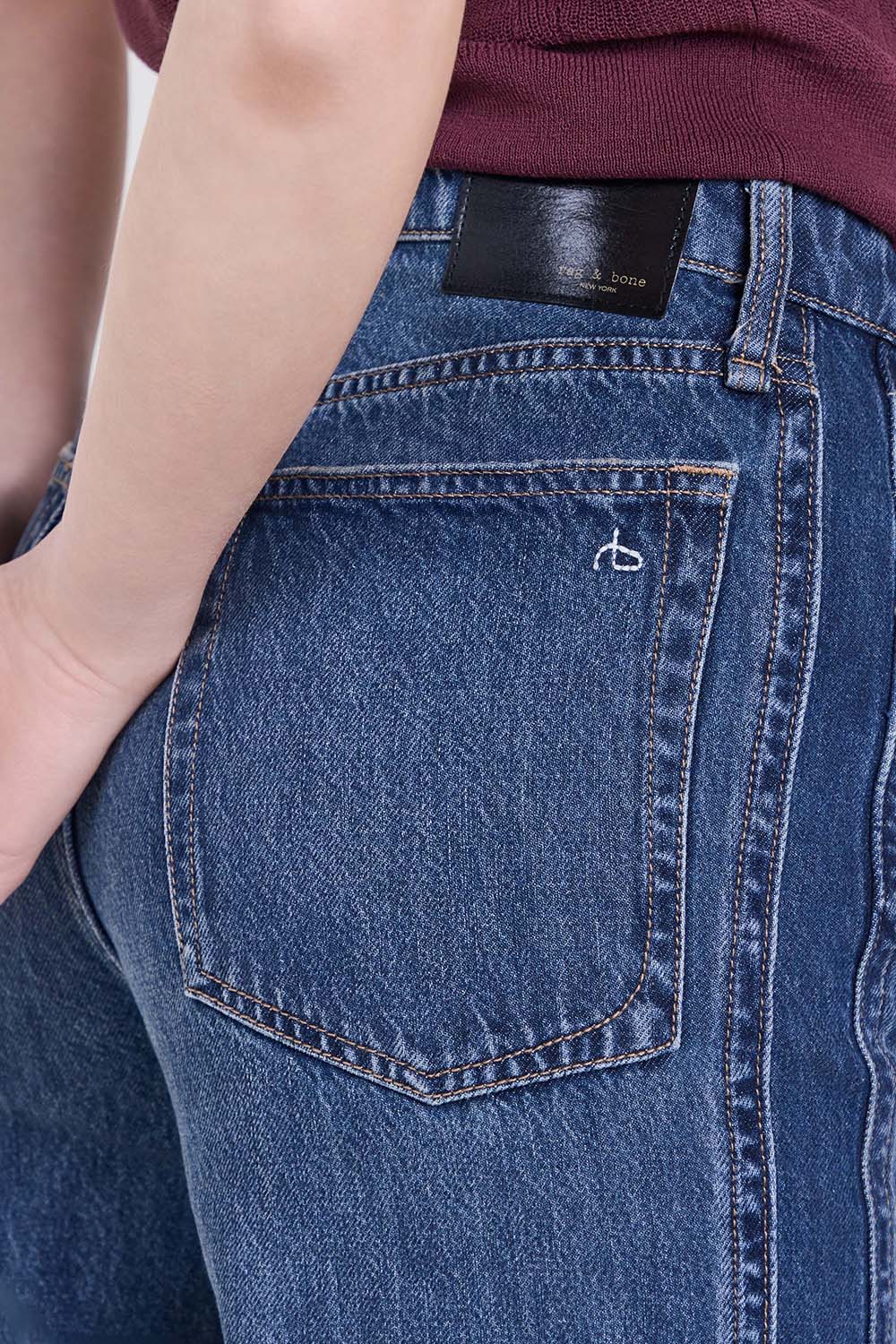 תמונת תקריב דוגמן של מכנסי ג'ינס בגזרה משוחררת