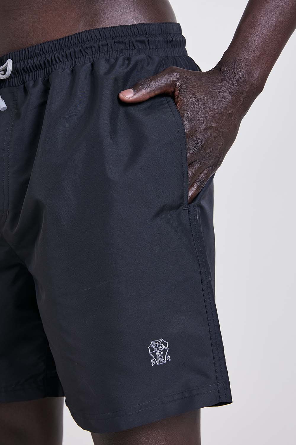 תמונת תקריב דוגמן של מכנסי בגד ים