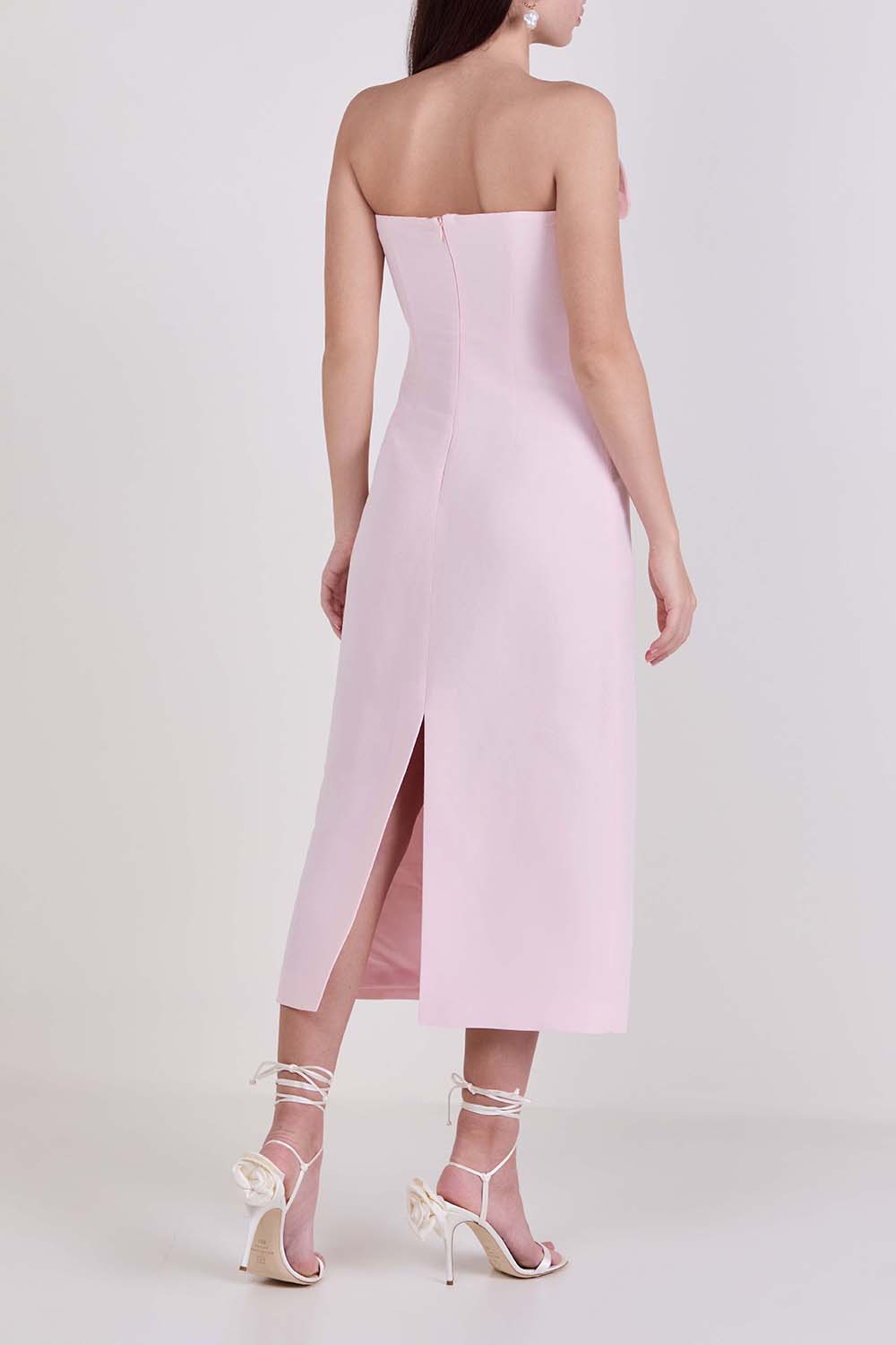 תמונת דוגמן אחורית של שמלת מידי סטרפלס